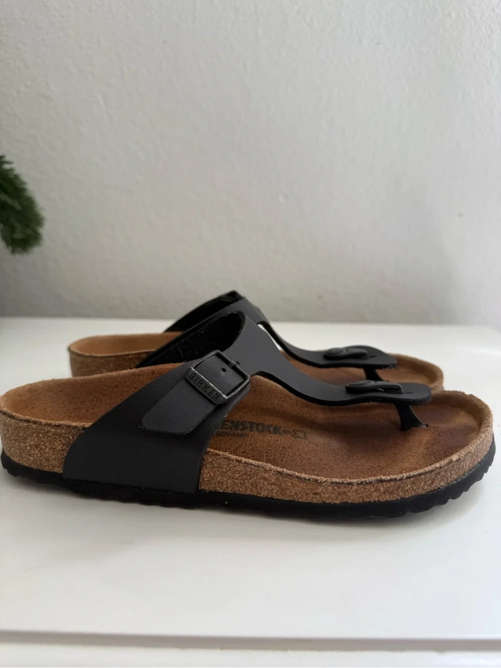Birkenstock  Gizeh Girl size 2.5. Black T-Strap Cork Footbed Sandals for Kids